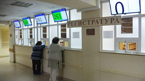 Посетители у регистратуры городской больницы. Архивное фото