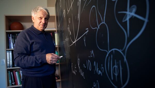 Физик Андрей Линде в своем кабинете в Стэнфордском университете