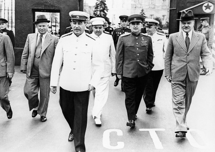 Никита Хрущев, Иосиф Сталин, Георгий Маленков, Лаврентий Берия, Вячеслав Молотов (слева направо) направляются на Красную площадь 