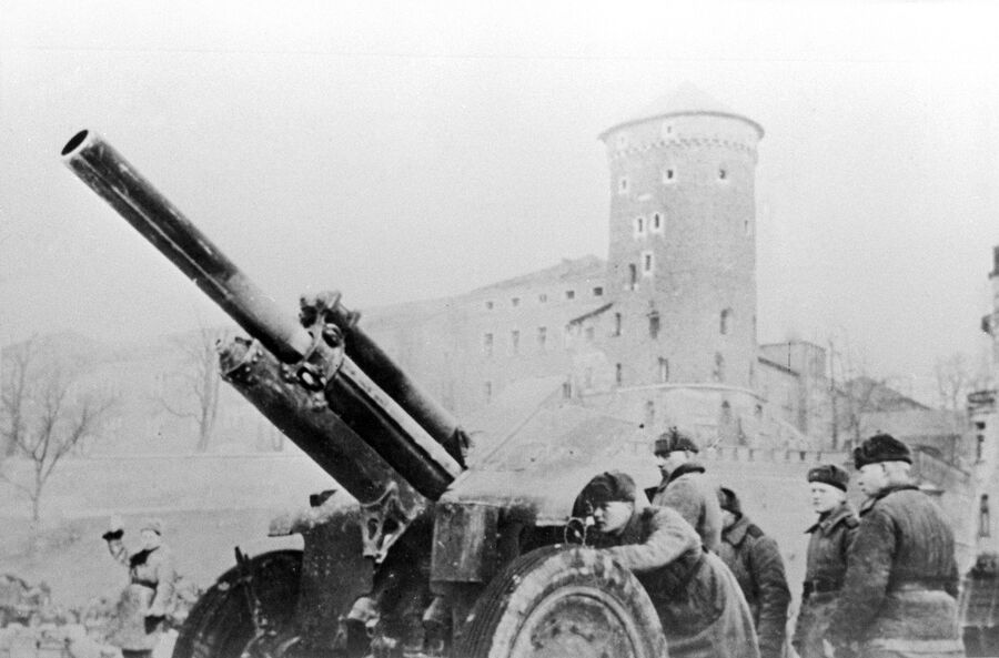 Советские артиллеристы у стен замка в Кракове, Польша