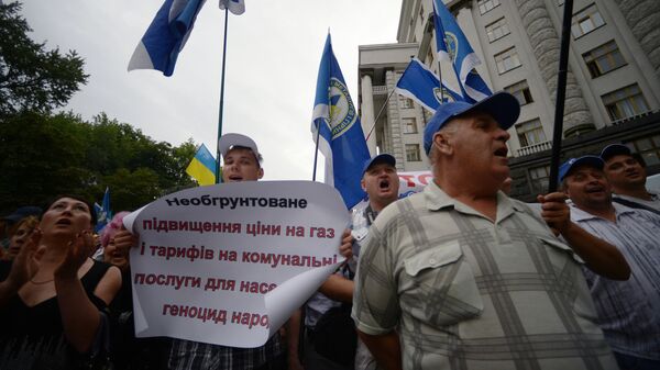 Участники всеукраинского марша протеста против повышения цен на газ и роста коммунальных тарифов