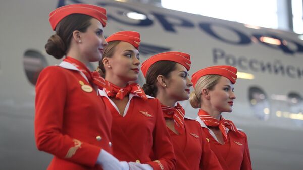 Девушки в униформе компании Аэрофлот на церемонии передачи авиакомпании Аэрофлот 50-го самолета Сухой Суперджет 100 в аэропорту Шереметьево