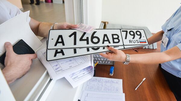Выдача автомобильных номеров в отделе регистрации ГИБДД