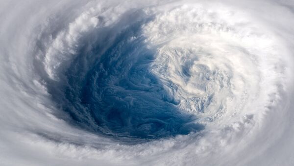 Вид на тайфун Трами с МКС