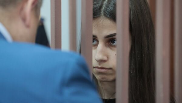 Одна из сестер Хачатурян в Басманном суде Москвы. Архивное фото