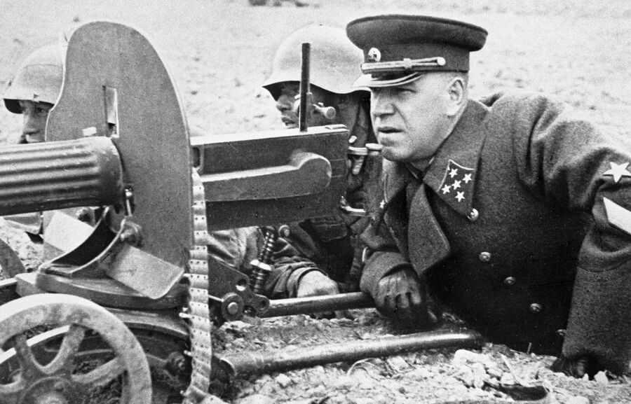 Генерал армии Георгий Жуков на полевых учениях 
