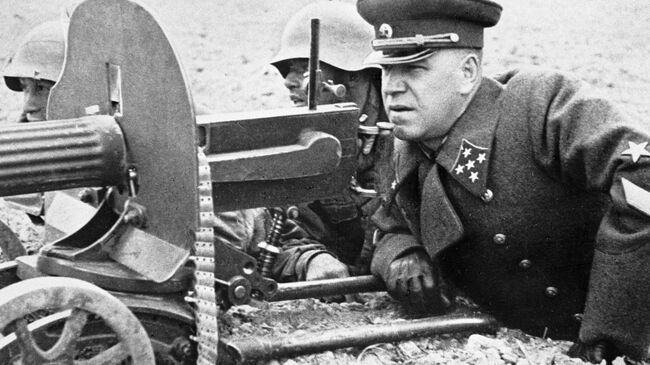 Генерал армии Георгий Жуков на полевых учениях 