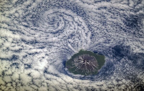 Алаид — самый высокий из Курильских вулканов, сфотографированный с борта МКС
