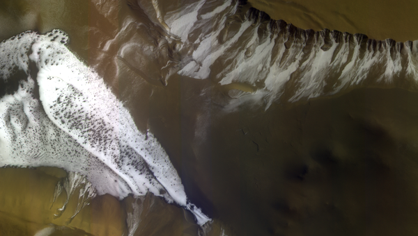 Склон гребня кратера, находящегося на равнине Сизифа (Sisyphi Planum) на Марсе