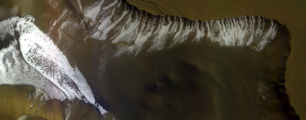 Склон гребня кратера, находящегося на равнине Сизифа (Sisyphi Planum) на Марсе
