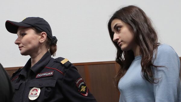 Одна из сестер Хачатурян в зале Басманного суда Москвы. 27 сентября 2018