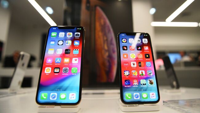 Телефоны iPhone XS и iPhone XS Max в магазине re:Store на Тверской улице в Москве. 28 сентября 2018