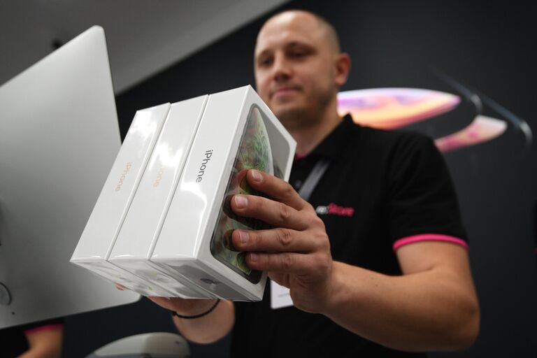 Коробки с телефонами iPhone XS и iPhone XS Max в магазине re:Store на Тверской улице в Москве. 28 сентября 2018