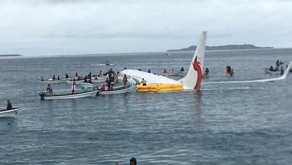 Пассажирский Boeing 737-800 авиакомпании Air Niugini после аварийной посадки на воду в Микронезии. 28 сентября 2018