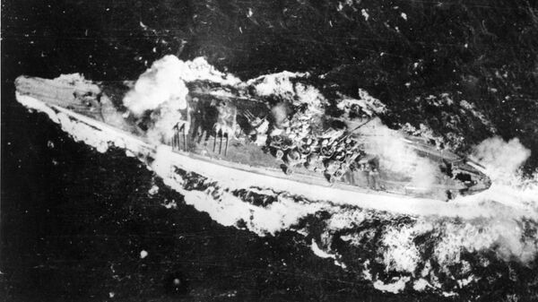Японский линкор Ямато, попавший под бомбардировку в заливе Лейте