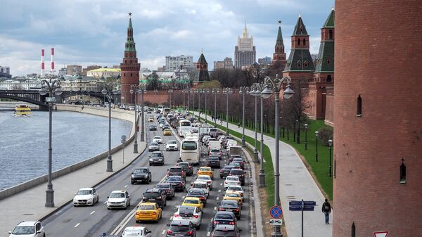 Автомобильное движение на Кремвлеской набережной в Москве. Архивное фото
