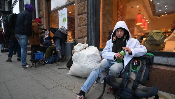 Юноша в очереди у магазина re:Store на Тверской улице в Москве, где 28 сентября начались продажи новых iPhone XS и iPhone XS Max