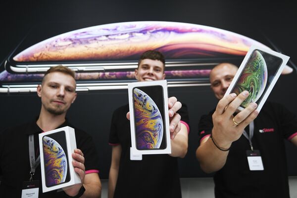 Сотрудники магазина re:Store на Тверской улице в Москве демонстрируют коробки с телефонами iPhone XS и iPhone XS Max