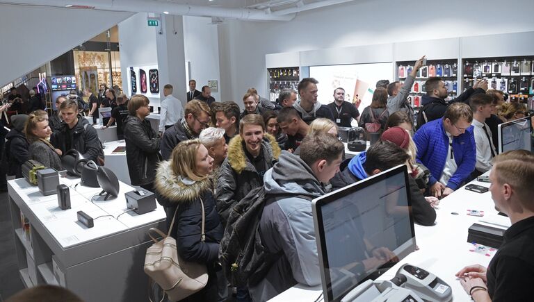 Посетители в магазине re:Store торгово-развлекательного центра «Галерея» в Санкт-Петербурге