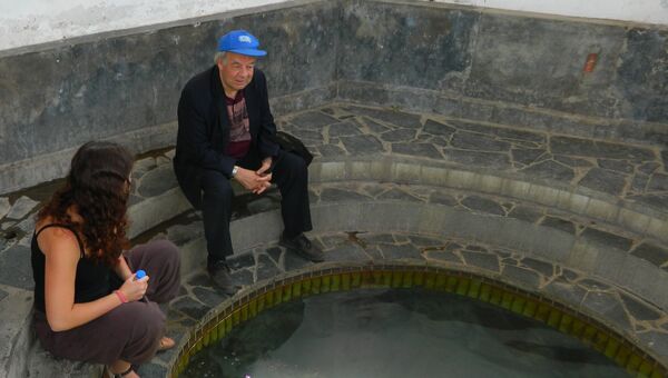 Елена Зиппа и Степан Шварцев отбирают пробы азотных термальных вод в провинции Цзянси, 2015 год