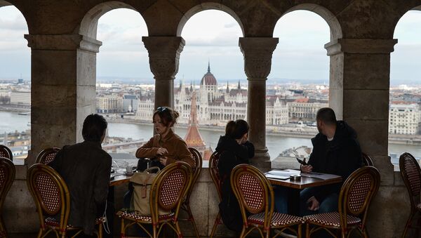 Люди в кафе в Будапеште. Архивное фото