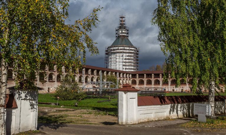 Территория Кирилло-Белозерского монастыря в селе Горицы Вологодской области