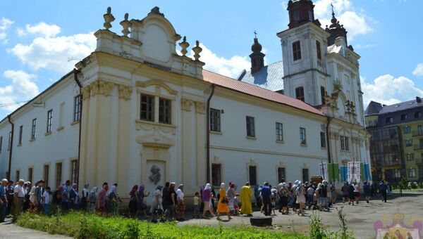 Прихожане у Свято-Троицкого храма в поселке Богородчаны Ивано-Франковской области, Украина