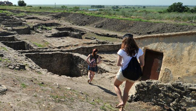 Посетители в археологическом музее-заповеднике. Архивное фото