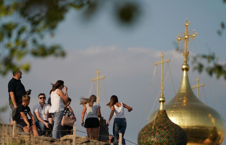 Отдыхающие в парке Зарядье в Москве