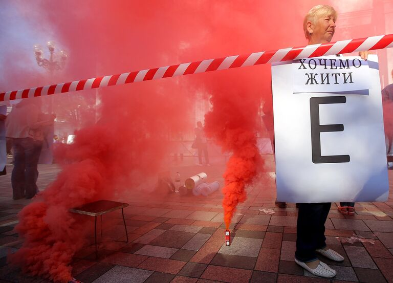 Участники акции протеста во время митинга у здания Верховной рады Украины в Киев