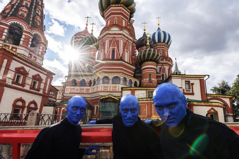 Участники Blue Man Group в Москве