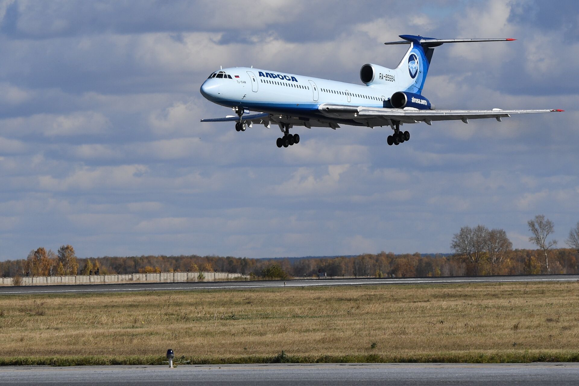 Самолет Ту-154М Ижма выполняет проход над полосой, перед совершением посадки в аэропорту Толмачево в Новосибирске - РИА Новости, 1920, 16.03.2023