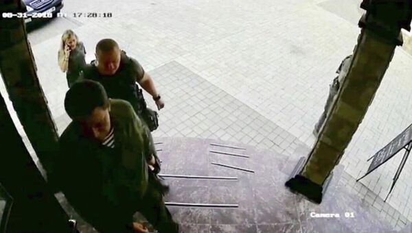 Стоп-кадр записи камеры видеонаблюдения перед входом в кафе Сепаратист в Донецке