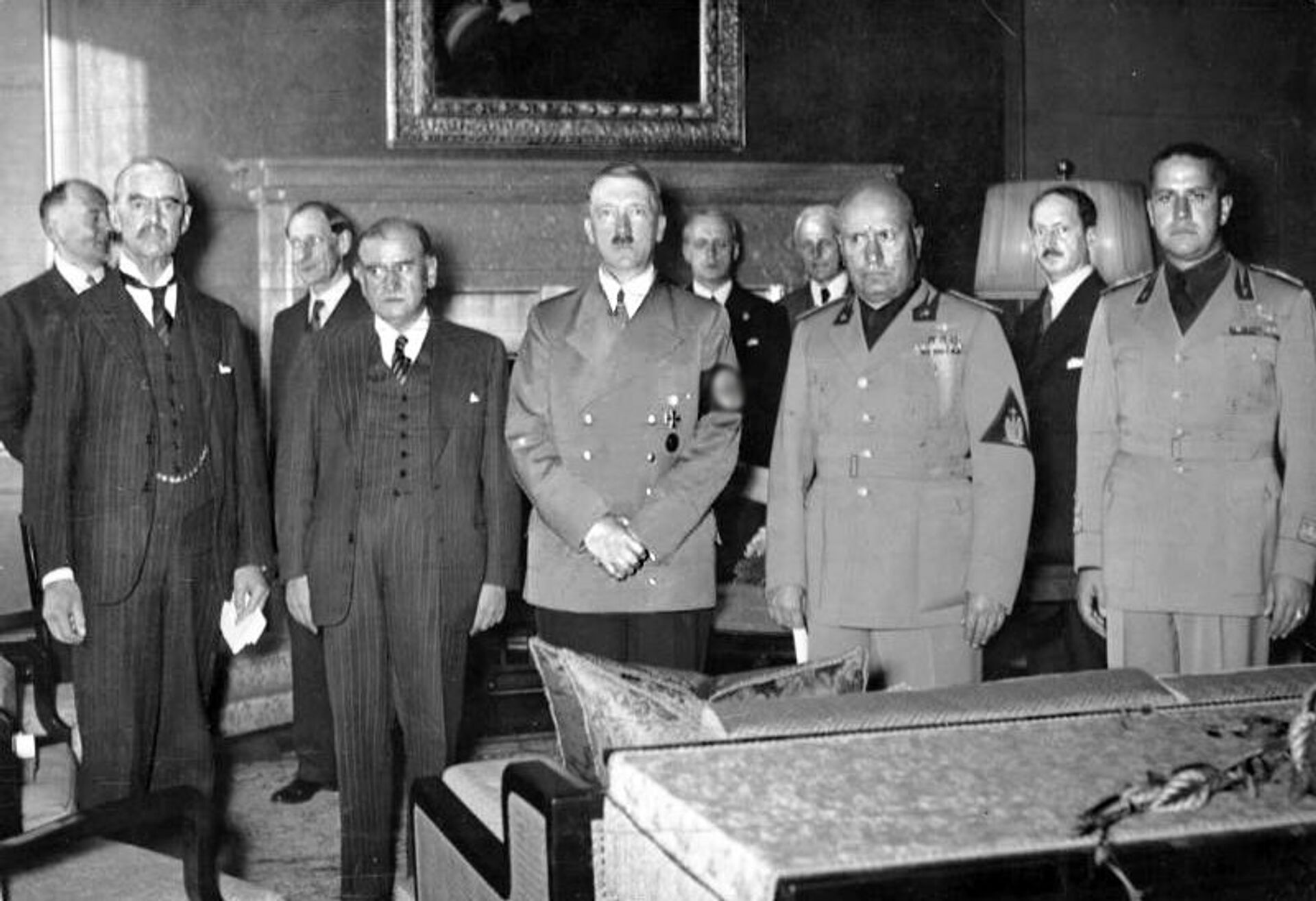 Слева направо: Чемберлен, Даладье, Гитлер, Муссолини и Сиано перед подписанием Мюнхенского соглашения - РИА Новости, 1920, 25.01.2024