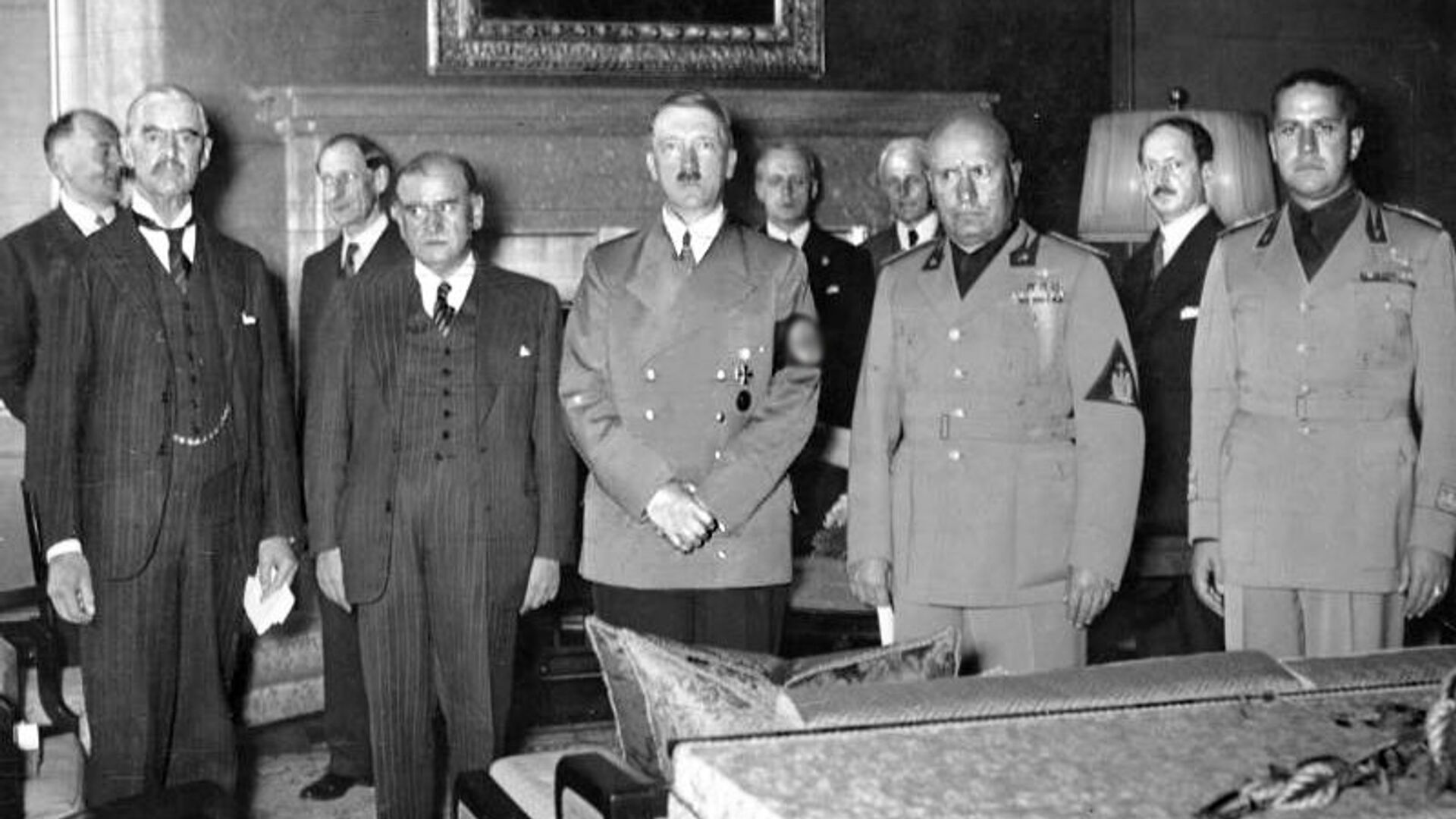 Слева направо: Чемберлен, Даладье, Гитлер, Муссолини и Сиано перед подписанием Мюнхенского соглашения - РИА Новости, 1920, 01.09.2020