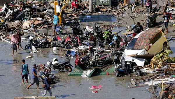 Последствия землетрясения и цунами в Индонезии.  Архивное фото
