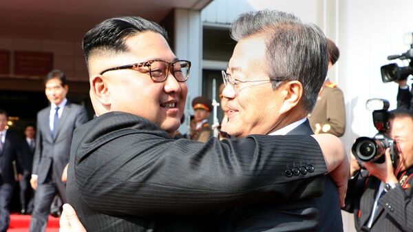 Лидер КНДР Ким Чен Ын и президент Южной Кореи Мун Чжэ Ин. Архивное фото