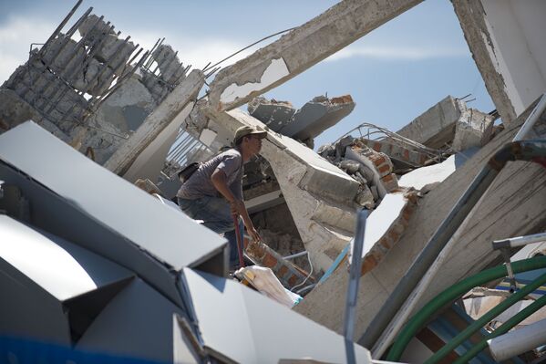 Мужчина инспектирует развалины десятиэтажного отеля в Палу на острове Сулавеси, после того как он рухнул в результате сильного землетрясения, Индонезия. 30 сентября 2018