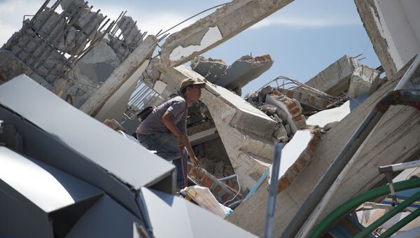 Мужчина инспектирует развалины десятиэтажного отеля в Палу на острове Сулавеси, после того как он рухнул в результате сильного землетрясения, Индонезия. 30 сентября 2018