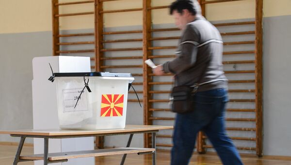 Участник голосования на референдуме по межправительственному договору с Грецией о переименовании бывшей югославской Республики Македония в Республику Северная Македония. 30 сентября 2018