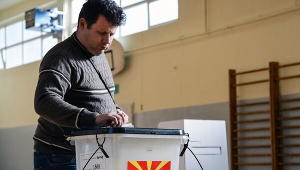 Участник голосования на референдуме по межправительственному договору с Грецией о переименовании бывшей югославской Республики Македония в Республику Северная Македония. 30 сентября 2018