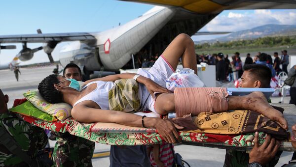 Эвакуация раненых  после землетрясения и цунами в аэропорту города Палу, остров Сулавеси, Индонезия. 30 сентября 2018