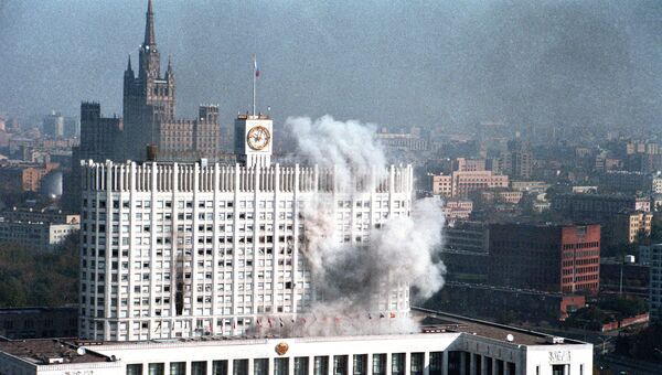 Октябрьские события 1993 года. Пожар в Белом доме после того, как войска открыли по нему огонь.