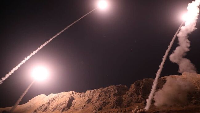 Запуск ракет класса земля-земля из города Керманшах в Иране по позициям боевиков на восточном берегу Евфрата в Сирии. 1 октября 2018