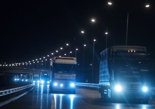 Грузовые машины на подъезде к Керченскому мосту, где были сняты ограничения на движение фур свыше 3,5т. 1 октября 2018