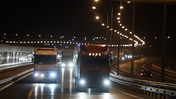 Грузовые машины на подъезде к Керченскому мосту, где были сняты ограничения на движение фур свыше 3,5т. 1 октября 2018