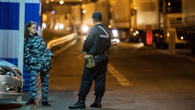 Сотрудники полиции на подъезде к Керченскому мосту, где были сняты ограничения на движение фур свыше 3,5т. 1 октября 2018