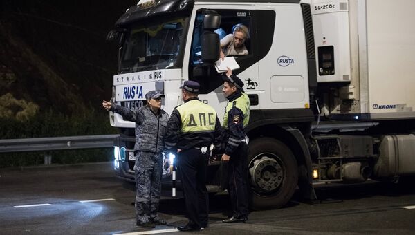 Сотрудники ДПС во время проверки грузовиков на подъезде к Крымскому мосту, где были сняты ограничения на движение фур свыше 3,5т. 1 октября 2018