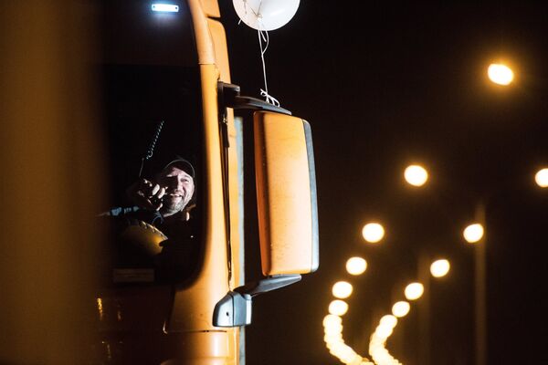 Водитель в кабине грузовой машины на Керченском мосту