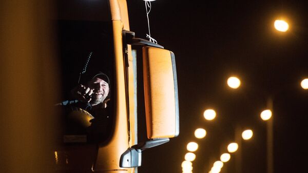 Водитель в кабине грузовой машины на Крымском мосту